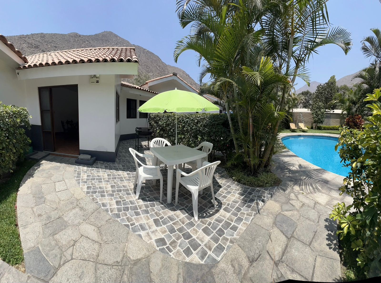 Terraza privada con vista a piscina bungalow grande Santa Eulalia